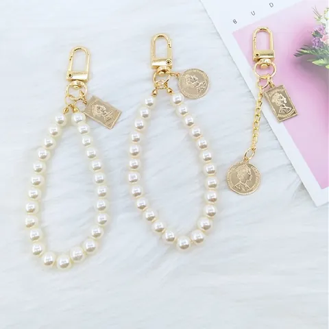 Vintage Queen Portrait Faux Pearl Chain Keychain Gold Metal Coin Pendant Bag Charm For Women Elegant Retro Key Ring Jewelry Gift
