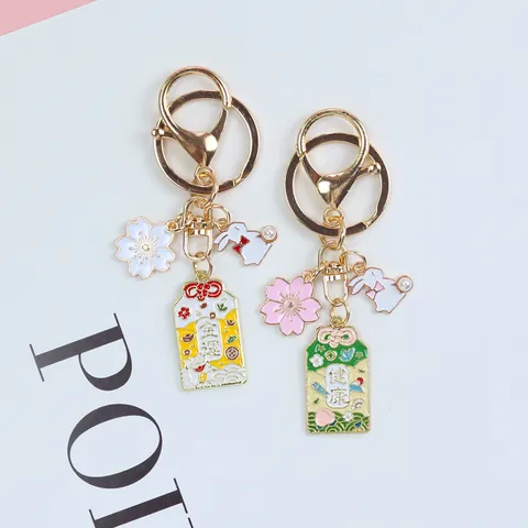 Portachiavi Omamori Sakura in Stile Giapponese per Donna Ragazze Simpatico Coniglio Perla Artificial Fiore di Ciliegio Lega Smalto Gatto della Fortuna Ciondolo per Borsa Auto Regalo