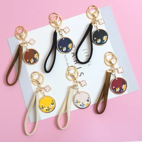Vintage Embroidered Daisy PU Leather Keychain For Women Flower Round Plate Bag Pendant With Clover Charm Lobster Clasp Car Accessories Gift
