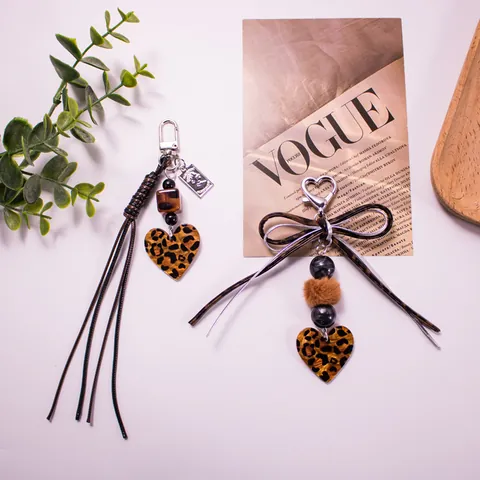 Portachiavi a Forma di Cuore con Stampa Leopardata Fiocco Pom Pon Ciondolo per Borsa Nappa Perlata Portachiavi per Accessori Borsa Donna Regalo