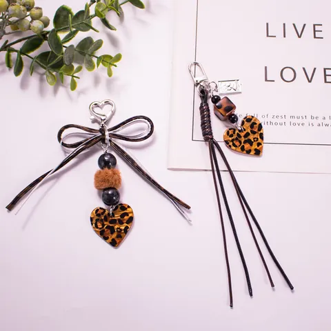 Portachiavi a Forma di Cuore con Stampa Leopardata Fiocco Pom Pon Ciondolo per Borsa Nappa Perlata Portachiavi per Accessori Borsa Donna Regalo