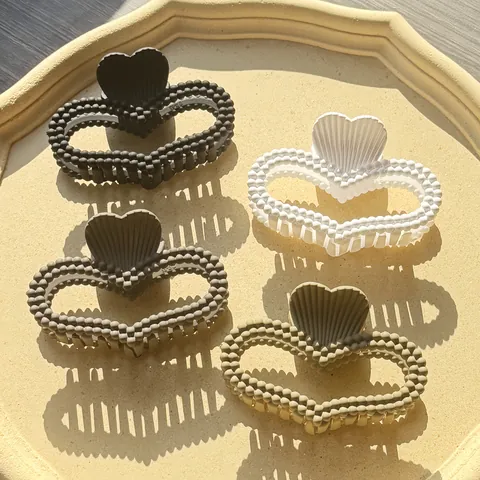 Matte Kunststoff Herzform Rundperle Haarklammer Mode Geometrische Shark Clip Haarschmuck Für Damen Tägliches Styling