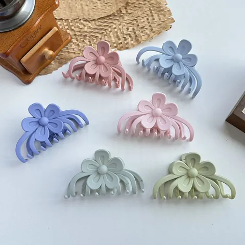 Matte Multicolor Flower Hair Claw Clip Frosted Plastic Floral Hair Clamp For Women Daily Hair Accessories Simple Fashion Hair Styling Tools