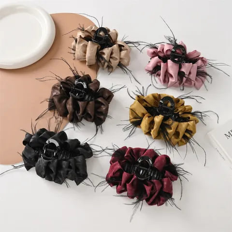 Elegante Satin Plissee Haarkralle Mit Feder Dekoration Große Haarklammer Für Damen Vintage Haarschmuck