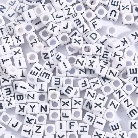 Cuentas de Letras del Alfabeto de Acrílico Cuadradas Blancas 6mm Negras Estampadas A-Z Patrones de Corazón Joyería DIY Pulsera