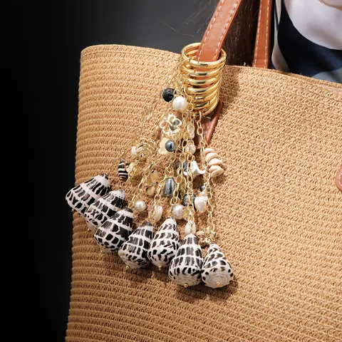 Natural Sea Shell Conch Pendant Keychain Bohemian Resort Style Gold Plated Alloy Bag Charm For Women Purse Decor Accessory