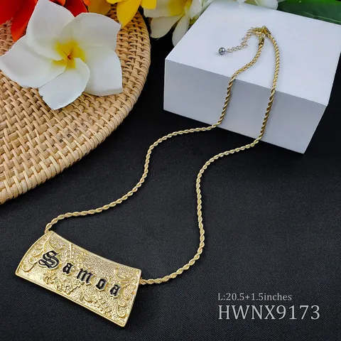 Collar de Colgante Rectangular de Aleación Estilo Hawaiano Letra Gótica Vintage Relieve Floral Cadena de Cuerda Joyería