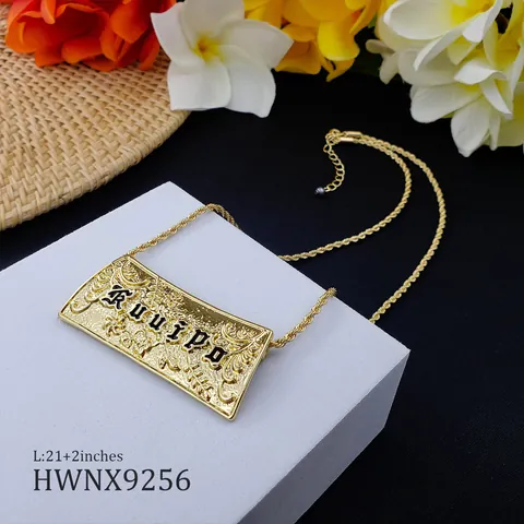 Collar de Colgante Rectangular de Aleación Estilo Hawaiano Letra Gótica Vintage Relieve Floral Cadena de Cuerda Joyería