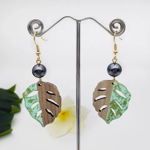 Tropische Monstera Blatt Ohrhänger Holz Harz Spleißung Hawaiianischer Stil Schmuck Mit Grauer Perle Gold Metall Haken Für Damen