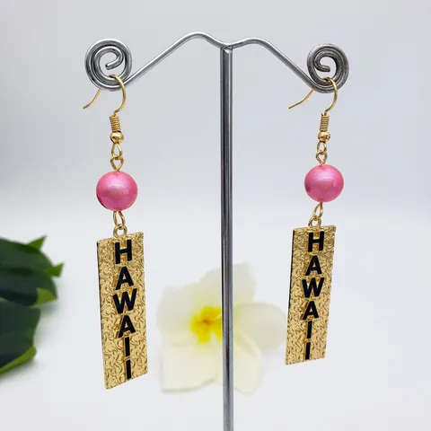 Hawaiian Style Gold Plated Alloy Dangle Earrings With Faux Artificial Pearl Hawaii Letter Print Rectangle Metal Plate Drop Earrings