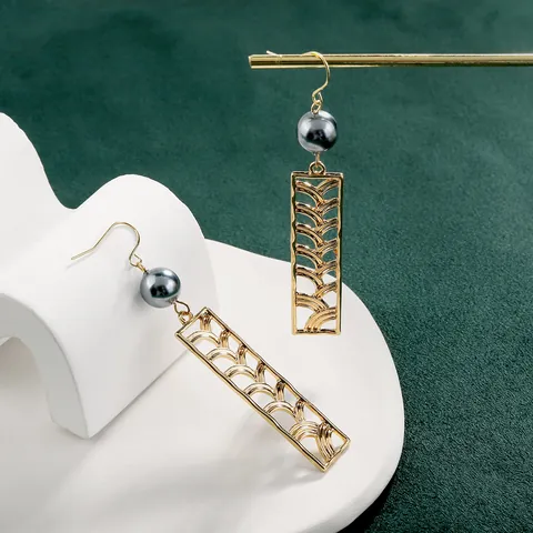 Vintage Metalen Opengewerkte Golf Geometrische Hangende Oorbellen Met Imitatieparel Hawaiiaanse Stijl Elegante Sieraden Vrouwen