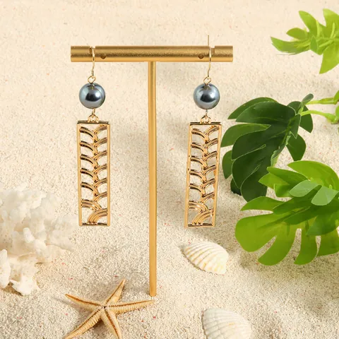 Vintage Metalen Opengewerkte Golf Geometrische Hangende Oorbellen Met Imitatieparel Hawaiiaanse Stijl Elegante Sieraden Vrouwen