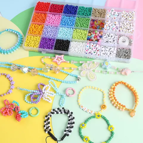 Kit Fai da Te per Creazione Gioielli 28 Griglie Perline di Vetro Colorate Perline con Lettere Ciondoli in Lega Filo Elastico per Braccialetti Collane Artigianato