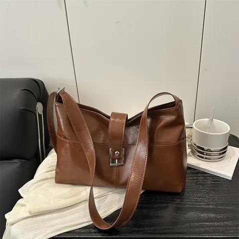Sac Fourre-tout Femme en Cuir PU Grande Capacité Style Vintage Minimaliste Urbain Sac Bandoulière Sous le Bras Avec Boucle à Glissière Et Pendentif en Perles de Bois Pour Travail Quotidien