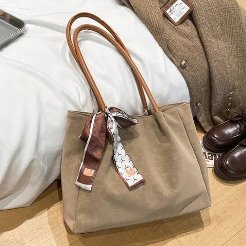 Damen Große Kapazität Matte PU-Leder Tragetasche Mit Satin-Schal Dekoration Schultertasche Für Pendeln Arbeit Casual