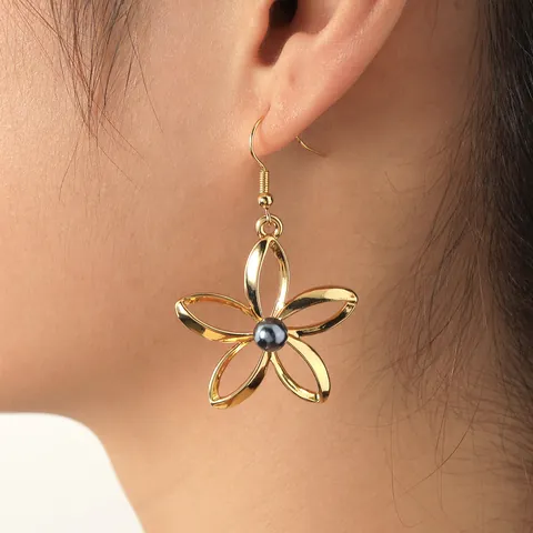 Parure de Bijoux Style Rétro Hawaïen Fleurs Ajourées Perles de Coquille Boucles d'Oreilles Et Collier en Alliage Plaqué Or Femme