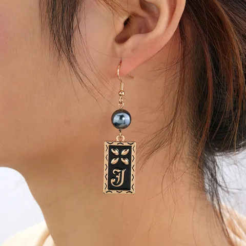 Boucles d'Oreilles Pendantes Vintage en Alliage Künstliche Perle Pendentif Rectangulaire Émail Noir Lettre J Bijoux Pour Femmes