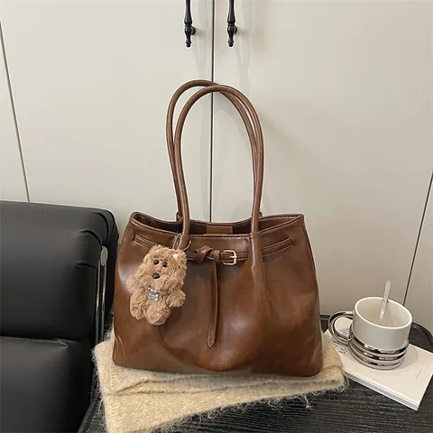 Sac Fourre-tout en Cuir PU Grande Capacité pour Femme Décontracté Polyvalent Trajet Sac à Épaule Sac Sous le Bras Avec Pendentif Ours
