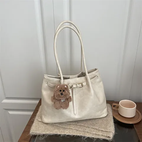 Sac Fourre-tout en Cuir PU Grande Capacité pour Femme Décontracté Polyvalent Trajet Sac à Épaule Sac Sous le Bras Avec Pendentif Ours