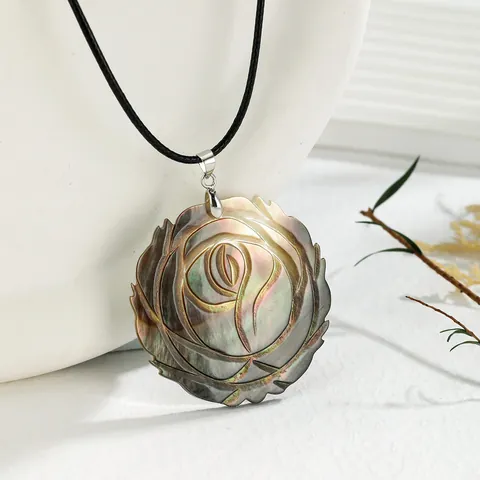Natuurlijke Zwarte Kunstparelmoer Schelp Gesneden Roos Bloem Hanger Halsketting Met Zwart Koord Vintage Sieraden Cadeau Voor Vrouwen