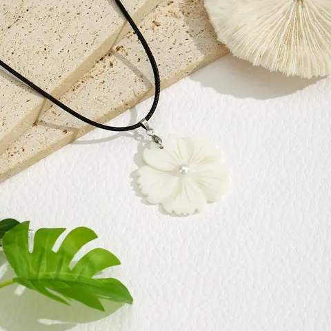 Collar con Colgante de Flor de Plumeria de Concha Natural Con Cordón de Terciopelo Negro Perla de Imitación Joyería Boho Mujer
