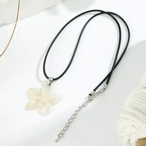 Collar Con Colgante de Frangipani Hawaiano de Concha de Mariposa Blanca Natural Con Cordón de Terciopelo Coreano Negro Joyería Mujer