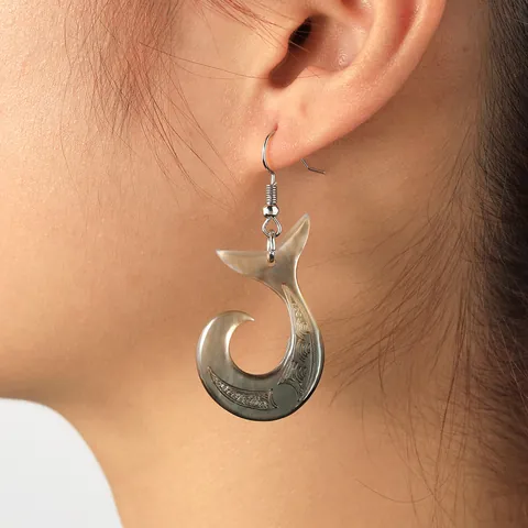 Boucles d'Oreilles Hameçon en Coquillage Naturel Style Hawaïen Sculptures Tribales Polynésiennes Pendants Queue de Baleine Femmes