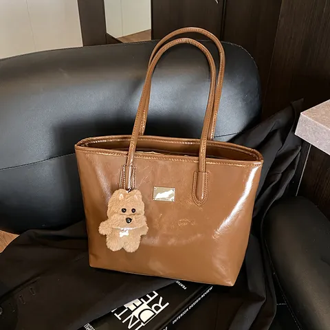Borsa Tote da Donna in Pelle PU Lucida con Charm Orsetto di Peluche Grande Capacità Borsa a Spalla Handbag Minimalista da Ufficio