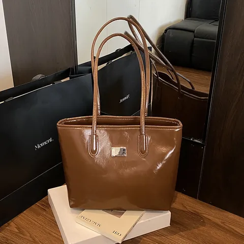 Borsa Tote da Donna in Pelle PU Lucida con Charm Orsetto di Peluche Grande Capacità Borsa a Spalla Handbag Minimalista da Ufficio