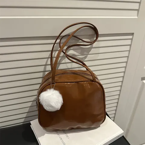 Bolso de Hombro de Cuero PU Brillante para Mujer Bolso de Mano Minimalista de Color Sólido Con Colgante de Bola de Peluche Blanco