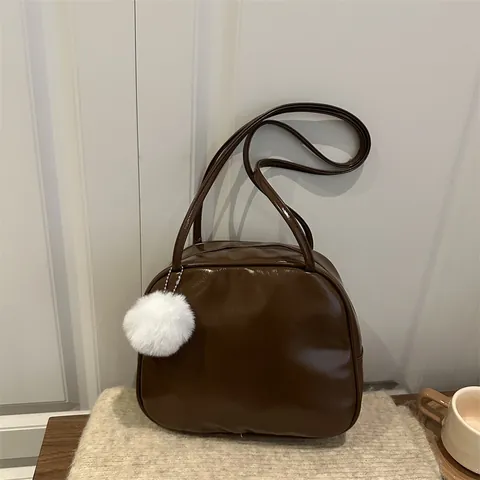 Bolso de Hombro de Cuero PU Brillante para Mujer Bolso de Mano Minimalista de Color Sólido Con Colgante de Bola de Peluche Blanco