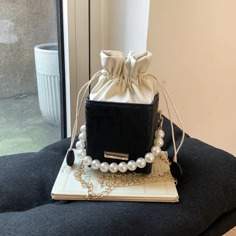 Vintage Französischer Stil PU Leder Kordelzug Eimertasche Mit Kunstperle Griff Goldkette Schulter Crossbody Box Tasche Damen
