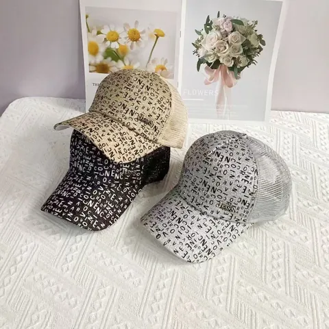 Cappellino da Baseball da Donna alla Moda con Stampa di Lettere All-over Glitter Cappello Trucker in Mesh Traspirante con Decorazione in Metallo Regolabile
