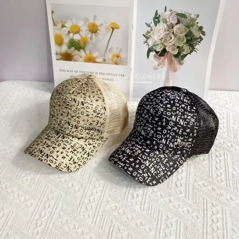 Cappellino da Baseball da Donna alla Moda con Stampa di Lettere All-over Glitter Cappello Trucker in Mesh Traspirante con Decorazione in Metallo Regolabile