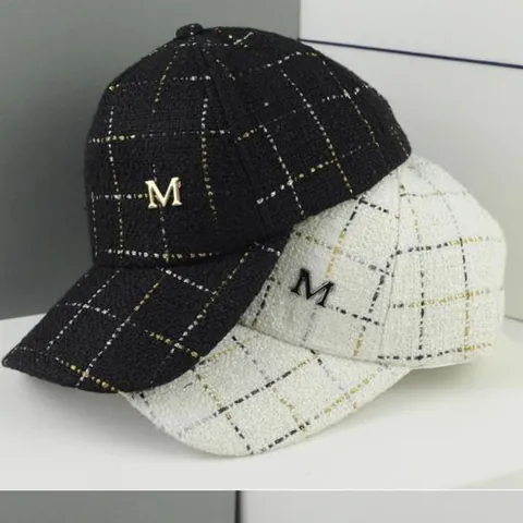 Cappello da Baseball Elegante in Tweed a Quadri da Donna Moda Logo M in Metallo Regolabile Motivo a Griglia Parasole Casual Snapback