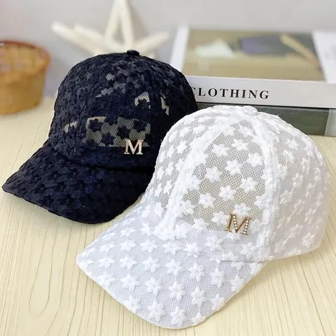 Damen Sommer Spitze Blumen Baseballkappe Atmungsaktiv Hohl Geschnitten Sonnenhut Mit Strass Metall Buchstabe M Dekor Verstellbare Mesh Trucker Kappe