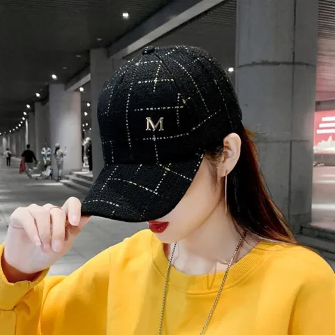 Cappello da Baseball Elegante in Tweed a Quadri da Donna Moda Logo M in Metallo Regolabile Motivo a Griglia Parasole Casual Snapback