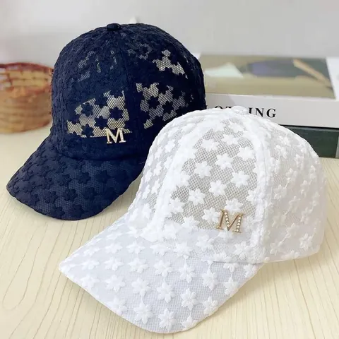 Damen Sommer Spitze Blumen Baseballkappe Atmungsaktiv Hohl Geschnitten Sonnenhut Mit Strass Metall Buchstabe M Dekor Verstellbare Mesh Trucker Kappe