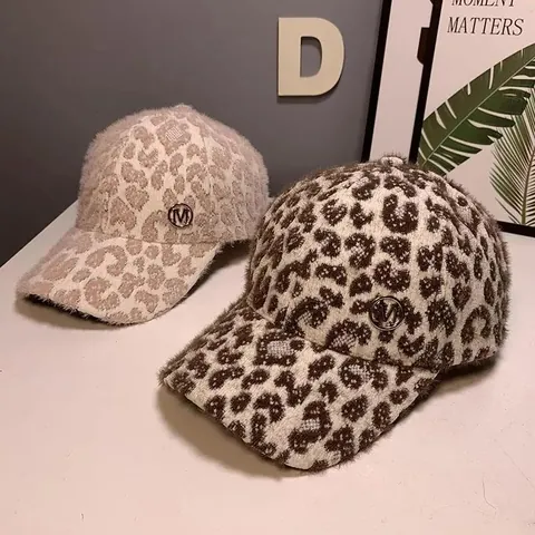 Damen Winter Leopardenmuster Plüsch Baseballkappe Warm Kaninchenfell Mischung Schirmmütze Mit Metallbuchstabe M Dekoration Modischer Hut