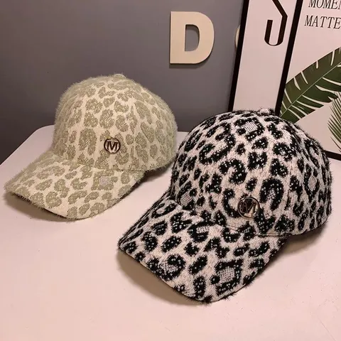 Damen Winter Leopardenmuster Plüsch Baseballkappe Warm Kaninchenfell Mischung Schirmmütze Mit Metallbuchstabe M Dekoration Modischer Hut