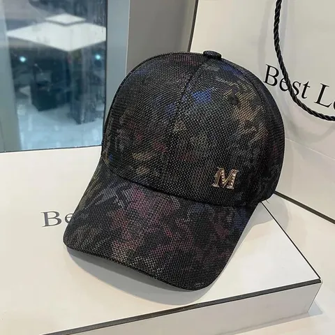 Berretto da Baseball Mimetico da Donna con Lettera M in Strass Regolabile Traspirante Cappello Parasole Street Style Casual Sport