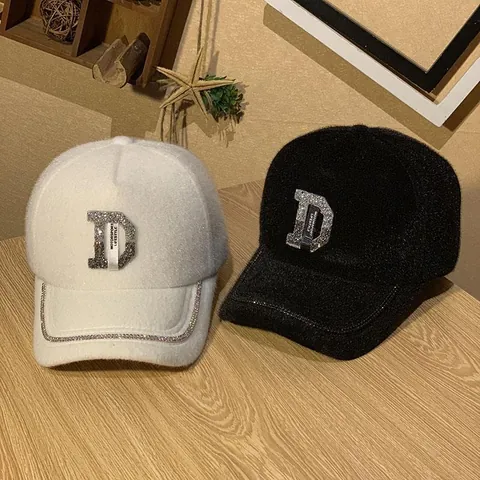 Berretto da Baseball Invernale in Pelliccia Sintetica da Donna Moda Strass Lettera D Mohair Caldo Peluche Cappello Outdoor Casual