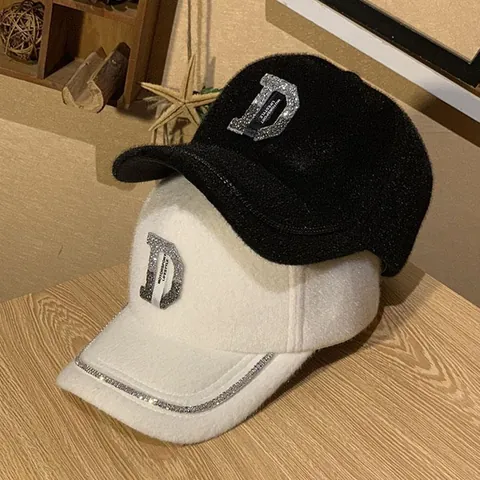 Berretto da Baseball Invernale in Pelliccia Sintetica da Donna Moda Strass Lettera D Mohair Caldo Peluche Cappello Outdoor Casual