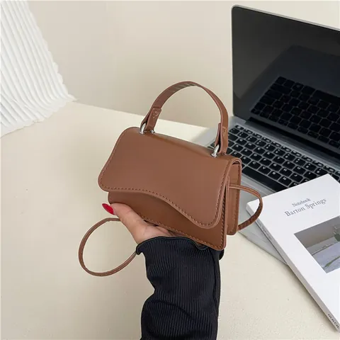 Borsa a Mano da Donna Mini in Pelle PU con Bordo Ondulato Patta Piccola Borsa a Tracolla Quadrata Minimalista Urbana Tinta Unita