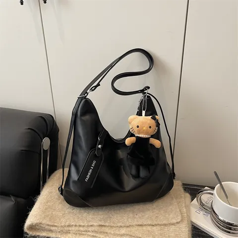 Borsa Hobo da Donna in Pelle PU di Grande Capacità Borsa a Tracolla Casual per Pendolari Con Ciondolo di Peluche Borsa Tote Retrò