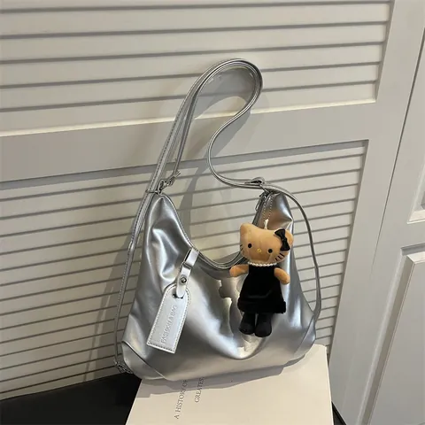 Borsa Hobo da Donna in Pelle PU di Grande Capacità Borsa a Tracolla Casual per Pendolari Con Ciondolo di Peluche Borsa Tote Retrò