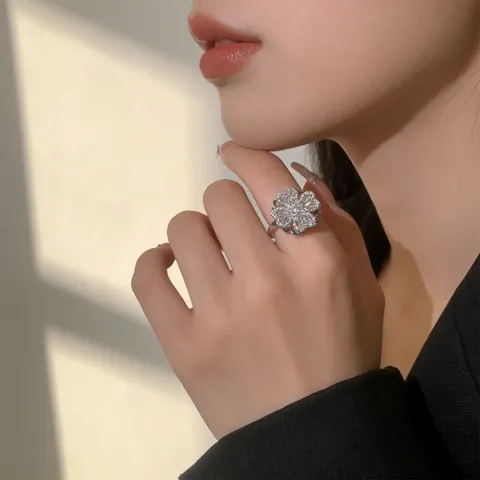 Elegant Rotating Four Leaf Clover Flower Ring For Women Copper Zirconia Inlaid Adjustable Open Finger Ring Light Luxury Jewelry