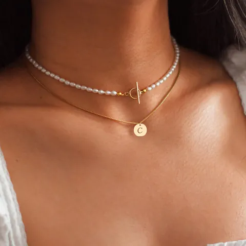 Mehrlagige Halskette Mit Buchstaben-Münzanhänger Und Künstliche Perlenimitat Knebelverschluss Edelstahl Boxkette Modeschmuck Für Damen