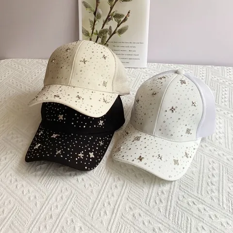 Damen Mode Mesh Atmungsaktive Baseballkappe Luxus Strass Vierblättriges Kleeblatt Stern Metallnieten Verstellbarer Outdoor Sonnenhut