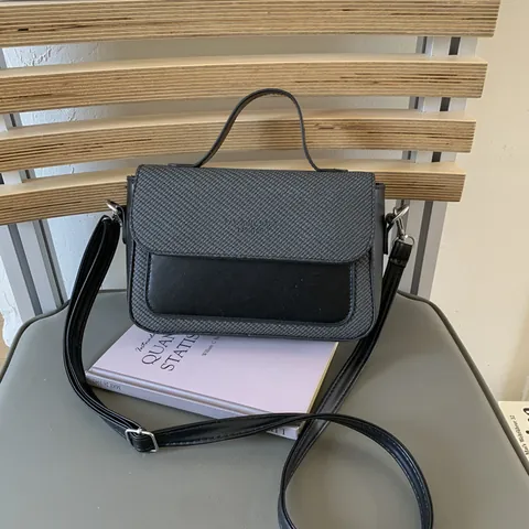 Bolso Bandolera de Mujer de Cuero PU y Tejido con Solapa Bolso Cuadrado Pequeño Bolso de Mano para Viaje Diario con Asa Superior Diseño Minimalista de Bloques de Color
